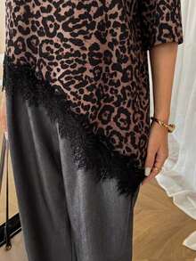 Camiseta de mujer de manga corta con estampado de leopardo, parche de encaje, bajo asimétrico, adecuada para vacaciones de verano, ir al trabajo y uso diario - Color caoba - Ver 8