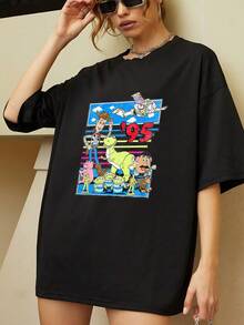 Gráfico colorido que muestra personajes animados clásicos de aventuras y amistad con fondo retro del año 1995 lleno de energía y nostalgia camiseta de mujer  cómoda casual para uso diario - Negro - Ver 6