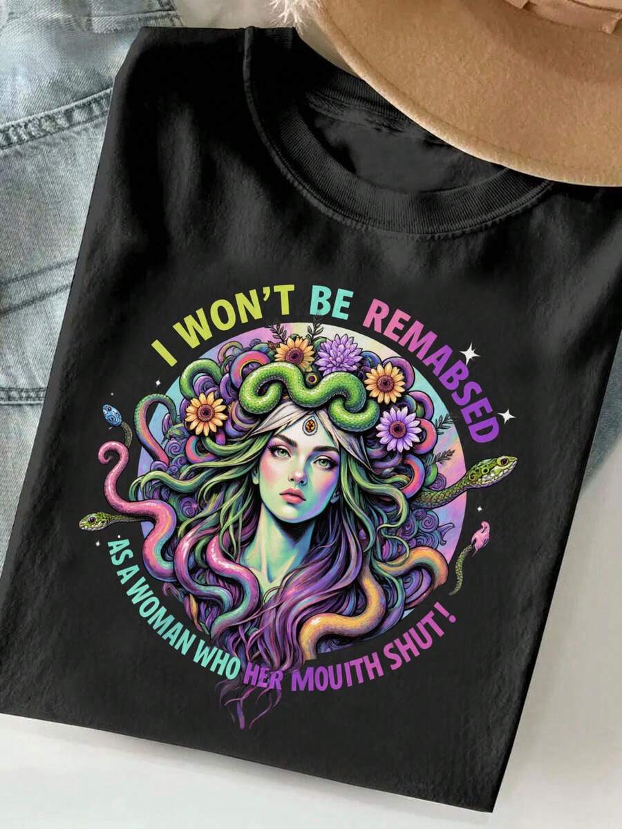 Una camiseta de manga corta para mujer, moderna, a la moda, retro, holgada, suave y cómoda, adecuada para actividades al aire libre en primavera y verano.Camiseta de mujer con estampado de patrón de cabello de serpiente Medusa, diseño de texto "NO SERÉ RECORDADA COMO UNA MUJER QUE SE CIERGA LA BOCA", diadema floral, decoración de serpiente, cuello redondo informal, camiseta de verano transpirable, regalo de Navidad perfecto.blusas para mujer,blusas casuales para dama,tops,, mujer premium,y2k,playeras de mujer curvy,ofertas y liquidaciones ropa mujer,playeras deportivas para mujer,,playeras de hombre, mujer,blusas>elegante 2K3N - Negro - Ver 1