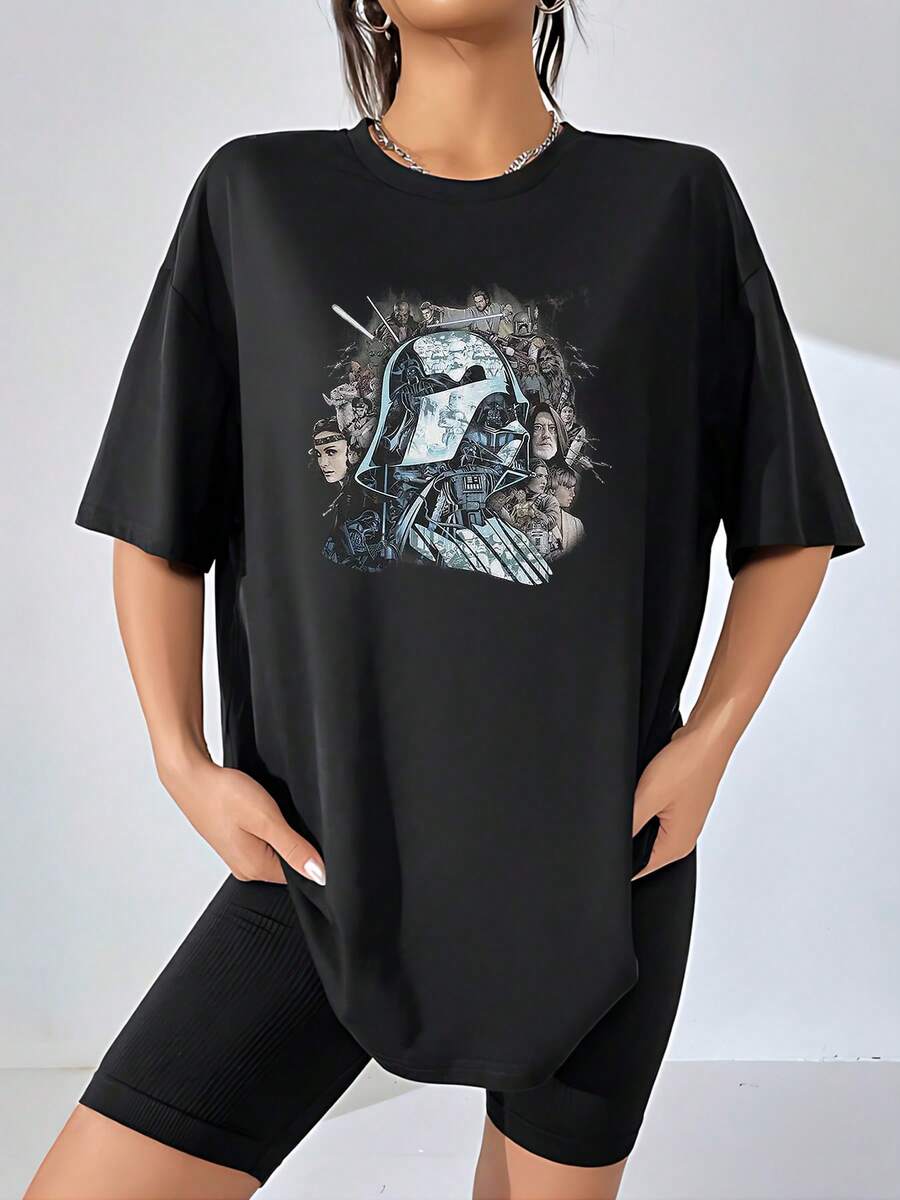 Gráfico que muestra una máscara futurista rodeada de figuras épicas que simbolizan la lucha entre luz y oscuridad invitando a la fuerza interior camiseta de mujer casual cómoda para uso diario moderna - Negro - Ver 1