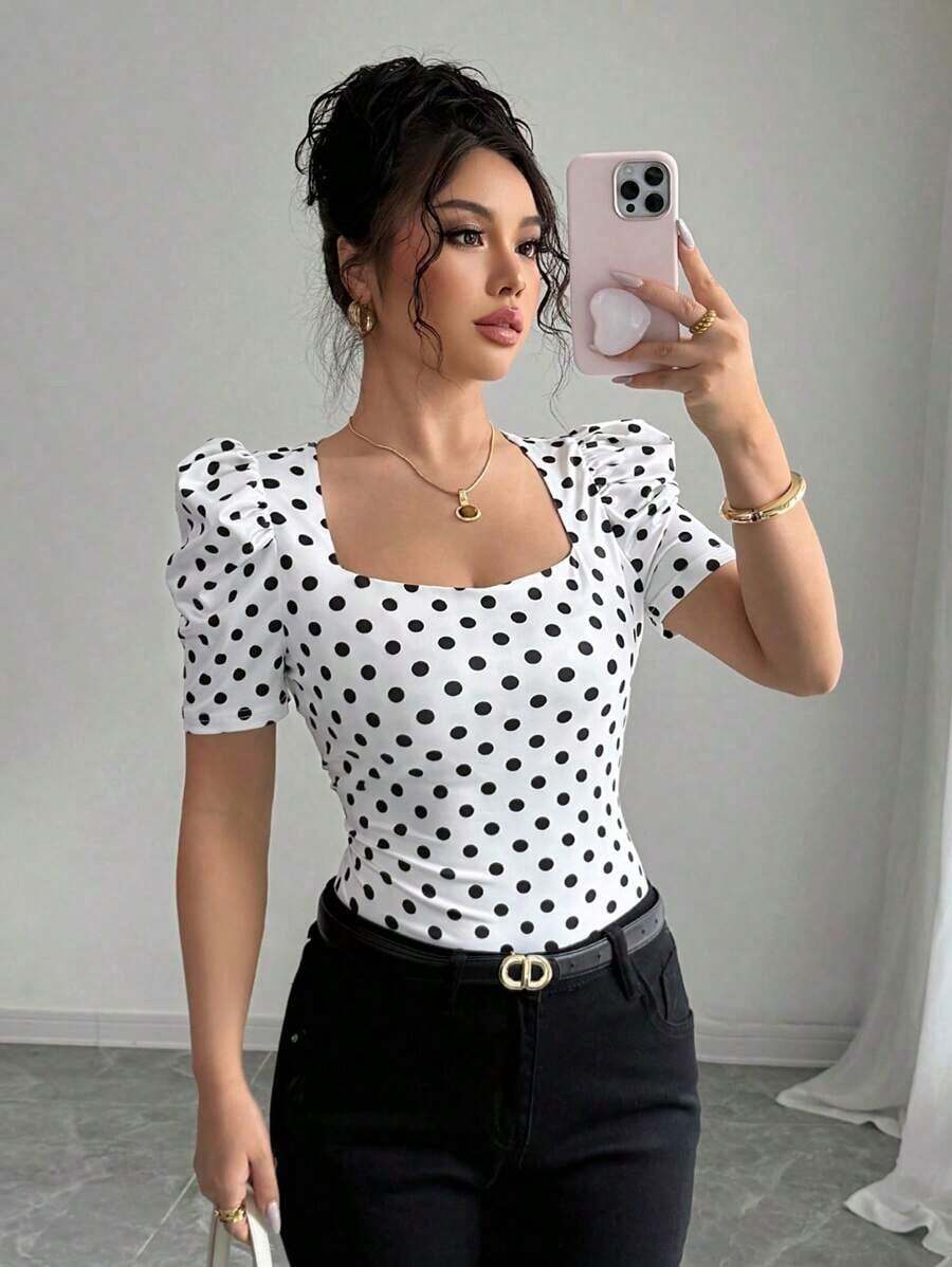 Camiseta casual de mujer, elegante y sexy, de manga corta, cuello joya, mangas abullonadas, puños fruncidos, estampado de lunares blancos y negros, silueta ajustada, adecuada para vacaciones - Multicolor 8 - Ver 1