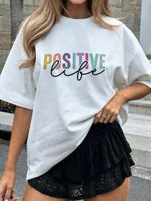 Camiseta Holgada para Mujer Blanca con Estampado Multicolor "Positive Life", Cuello Redondo de Manga Corta, Top Casual con Frase Motivacional, Ropa Cómoda para Uso Diario, Estilo Relajado para Salidas y Ocasiones Informales - Blanco - Ver 1