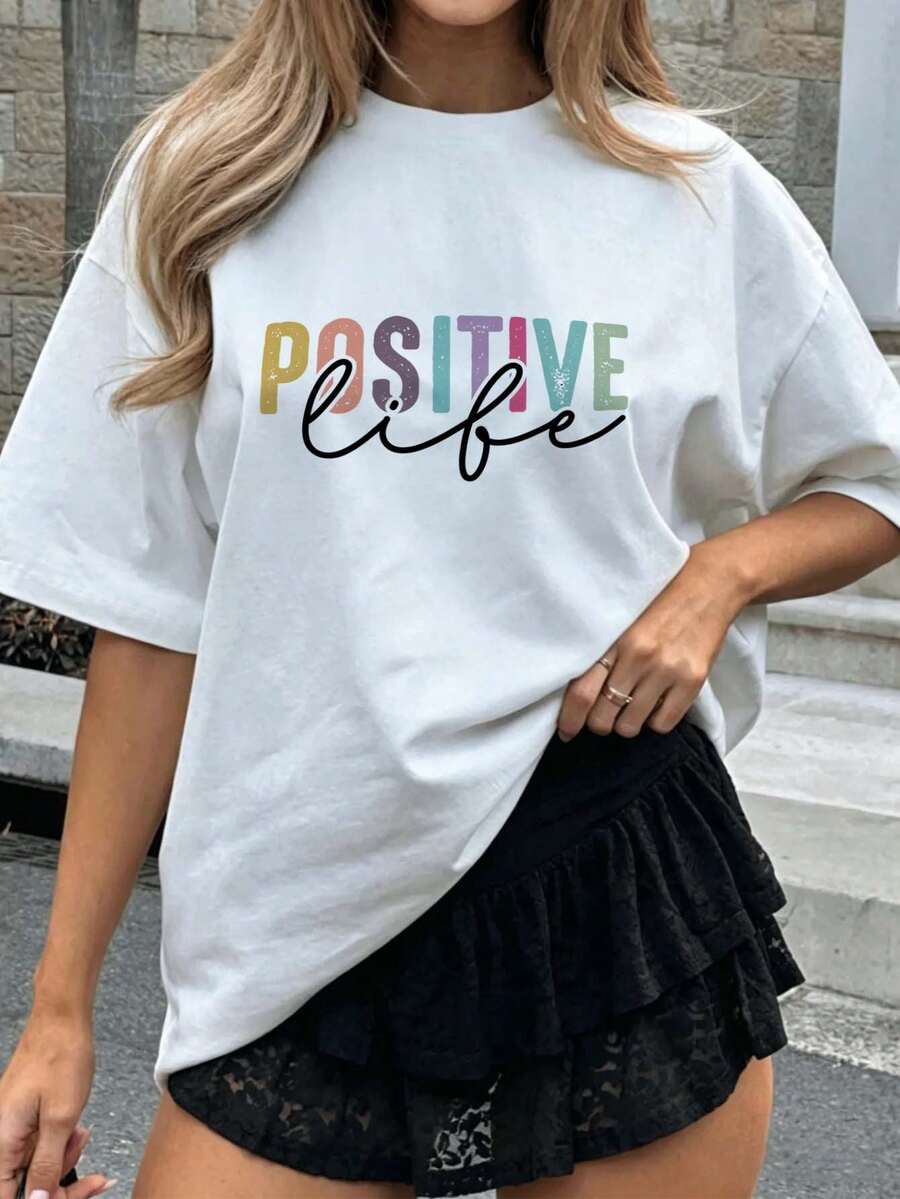 Camiseta Holgada para Mujer Blanca con Estampado Multicolor "Positive Life", Cuello Redondo de Manga Corta, Top Casual con Frase Motivacional, Ropa Cómoda para Uso Diario, Estilo Relajado para Salidas y Ocasiones Informales - Blanco - Ver 1