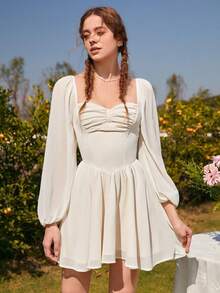 Vestido corto de manga larga con cuello de corazón, manga farol y busto fruncido en blanco - Blanco - Ver 2