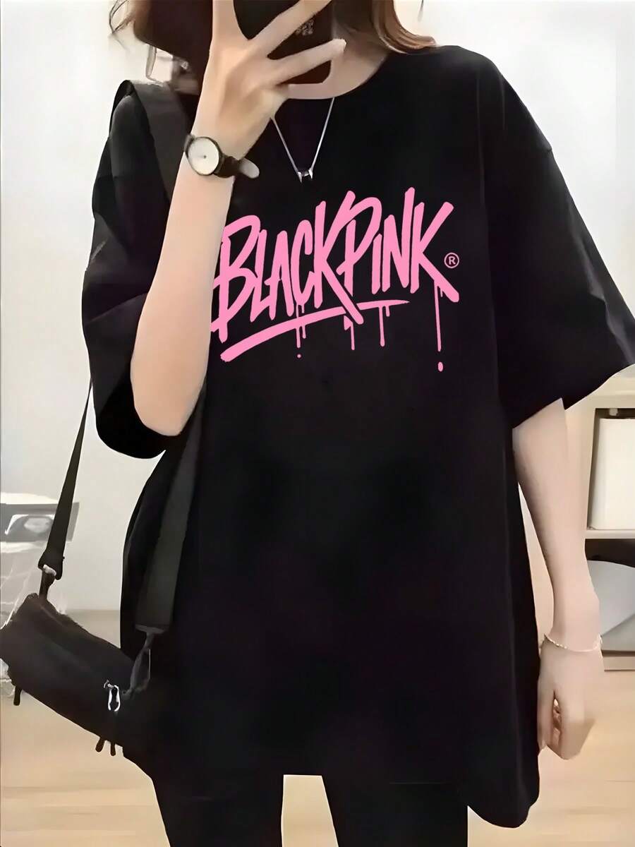 Camiseta Gráfica para Mujer - Negro con Estampado Rosa "" en Estilo Graffiti - Diseño Moderno del Grupo de - Top Cómodo de Cuello Redondo para Eventos de y Looks Diarios - Camiseta Casual de Algodón Puro Lavable a Máquina, Tela Suave Premium, Tallas Completas S a XXL - Negro - Ver 1