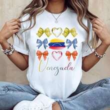 C1AmiS1eta con lazo y bandera venezolana_ Rega1lo de herencia hispana.220G C1AmiS1eta de AL1Godn esencial uniS1ex, 220 g de suavidad úniC1A. PensA1DA1 Para A1DAptarse a todaS1 Las perS1onas, hombres y mujeres por igual. Tela duradera de gran C1Alidad, listA1 Para cualquier corte, D1ELIC1A1DA al tacto pero construidA1 Para resistir. TopS1 Ligeros mujer, conjuntos otoñales, ropa de vaC1Aciones, disfraces de Halloween para ella. - Blanco - Ver 1