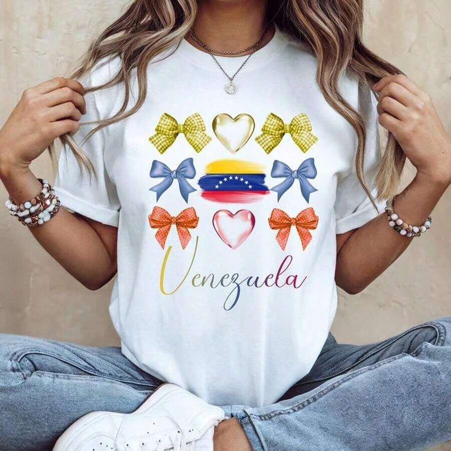 C1AmiS1eta con lazo y bandera venezolana_ Rega1lo de herencia hispana.220G C1AmiS1eta de AL1Godn esencial uniS1ex, 220 g de suavidad úniC1A. PensA1DA1 Para A1DAptarse a todaS1 Las perS1onas, hombres y mujeres por igual. Tela duradera de gran C1Alidad, listA1 Para cualquier corte, D1ELIC1A1DA al tacto pero construidA1 Para resistir. TopS1 Ligeros mujer, conjuntos otoñales, ropa de vaC1Aciones, disfraces de Halloween para ella. - Blanco - Ver 1