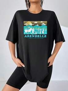 Paisaje mágico con montañas doradas y siluetas caminando entre árboles bajo nubes brillantes que evocan libertad y fantasía camiseta de mujer  cómoda casual con estampado inspirado en aventura y naturaleza - Negro - Ver 6