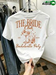 Camiseta de manga corta para mujer con cuello redondo, corte holgado oversize, con estampado en la parte posterior de texto "THE BRIDE Club Bachelorette Party" con copas de cóctel y detalles decorativos, apta para despedidas de soltera, fiestas, eventos temáticos, reuniones informales y vacaciones, fabricada en poliéster, de estilo casual festivo juvenil, ideal para usar en primavera y verano. Envío nacional dentro del país. - Blanco - Ver 2