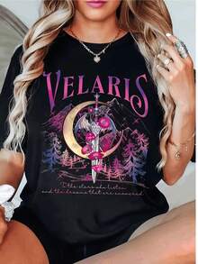 Camiseta con temática del libro Veralis |   Camiseta casual negra de manga corta y cuello redondo, con el logo de la ciudad de Verares y un diseño de cielo nocturno (pinos, murciélagos, luna creciente) - hecha de material elástico/spandex, un imprescindible diario para los fans de las novelas de fantasía que no saben qué ponerse. - Negro - Ver 2