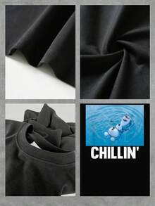 Imagen de un muñeco de nieve flotando relajado en el agua transmitiendo una sensación de paz y diversión veraniega perfecta para días casuales y momentos tranquilos camiseta de mujer  cómoda y suave ideal para uso diario - Negro - Ver 4