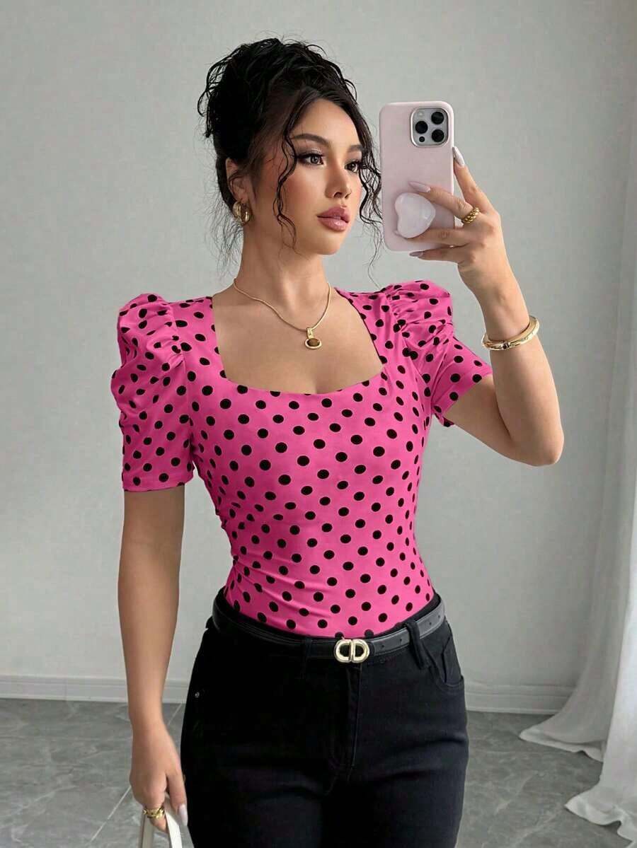 Camiseta casual de mujer, elegante y sexy, de manga corta, cuello joya, mangas abullonadas, puños fruncidos, estampado de lunares blancos y negros, silueta ajustada, adecuada para vacaciones - Multicolor 3 - Ver 1