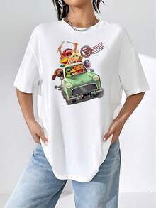 Gráfico alegre con personajes coloridos viajando en coche simbolizando amistad aventura y diversión en carretera camiseta de mujer  cómoda y casual para uso diario y salidas relajadas - Blanco - Ver 1