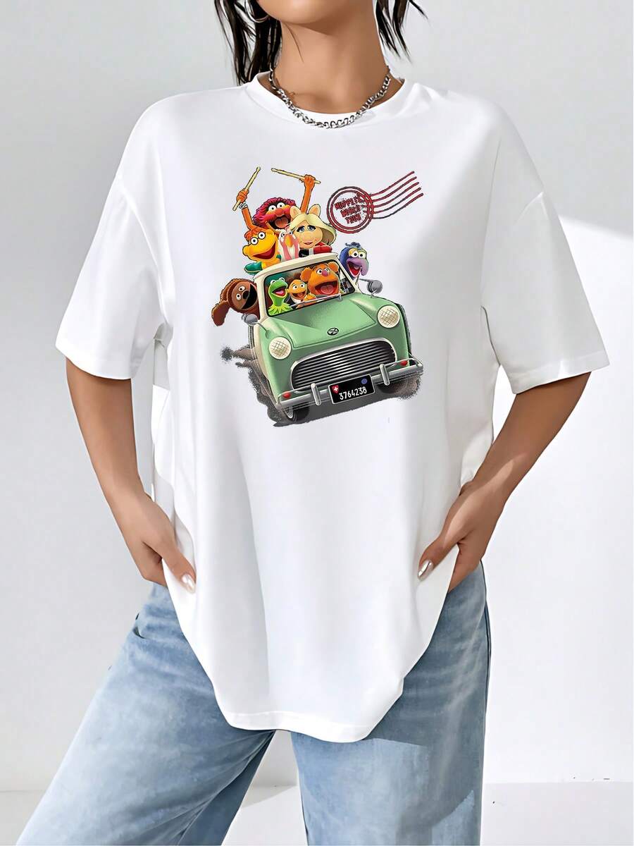 Gráfico alegre con personajes coloridos viajando en coche simbolizando amistad aventura y diversión en carretera camiseta de mujer cómoda y casual para uso diario y salidas relajadas - Blanco - Ver 1