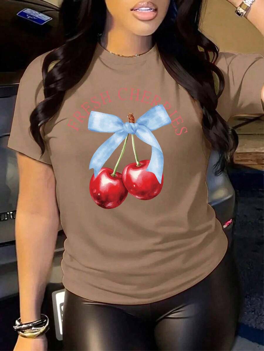 Oversized White T-Shirt With Cherries And A Blue Bow, Ideal For Casual Summer Outfits. Loose-Fitting Youth T-Shirt With A "Fresh Cherries" Cherry Design, A Flirty Style To Combine With Jeans Or Shorts. Summer T-Shirt With A Cherry Graphic And Text, A Feminine And Flattering Style. - YH433-棕色 - 查看 1