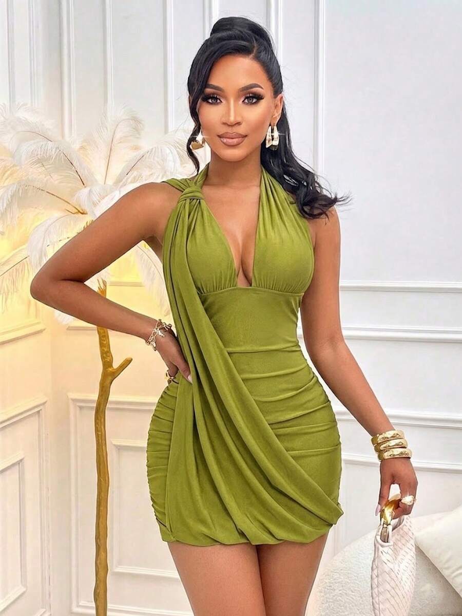 Vestido mini ajustado elegante sin mangas con cuello halter para mujer, con busto fruncido y diseño anudado, vestido de fiesta de escote en V profundo, de tejido de punto ajustado para el verano - verde - Ver 1