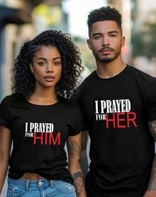 Camiseta de algodón puro a juego para parejas con temática navideña "Rezo por él, rezo por ella", regalo religioso para parejas, camiseta unisex negra con texto rojo y blanco. |   Lavable a máquina | Noche romántica de Navidad, regalos de Navidad, ideas de regalos religiosos, ropa para parejas, camisetas navideñas, ajuste cómodo, material transpirable, conjuntos de oración para parejas, camisetas para él y para ella, regalos para él, regalos para ella. R85A - Negro - Ropa de hombre - Ver 1