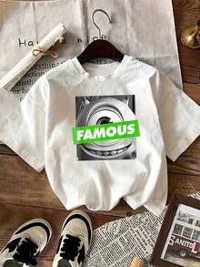 La imagen muestra un personaje caricaturesco con un gran ojo único y una sonrisa amistosa que representa humor confianza y atención al detalle evocando una actitud divertida y segura camiseta de mujer  casual cómoda ideal para combinar con jeans - Blanco - Ver 2