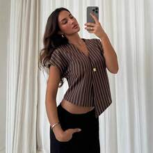 Blusa de manga corta a rayas marrón y blanco para mujer, escote en V con botón dorado, diseño irregular tipo envolvente, tejido ligero y transpirable, estilo casual elegante ideal para oficina y looks de primavera/verano. - marrón café - Ver 3