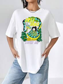 Gráfico de serpiente colorida abrazando a un gato con palabras divertidas que transmiten humor y confianza camiseta de mujer  cómoda y casual para uso diario - Blanco - Ver 6