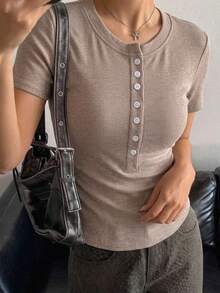 Camiseta básica de manga corta con cuello redondo y media abertura, con diseño ajustado y sexy, de estilo urbano para el verano, para mujer - Caqui 2 - Ver 5
