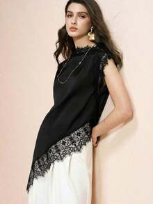 Blusa de mujer , de tela de piqué con lunares en blanco y negro, con empalme de encaje de unicolor y bajo asimétrico, elegante para citas y atuendos de verano - Negro - Ver 8