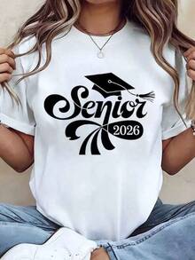 Impresión de letras eleganteWomen T Shirt Senior 2026 Graduation Cap Print Round Neck Casual Top For Graduation Party Gift Graduation Season 220g,ropa de mujer holgada,un imprescindible para las vacaciones,disfraces y accesorios de Halloween,Camisetas de apoyo al Mundial,Conjuntos a juego para padres e hijos, camisetas para hombre, camisetas para mujer, camisetas para niños - Blanco - Ver 1