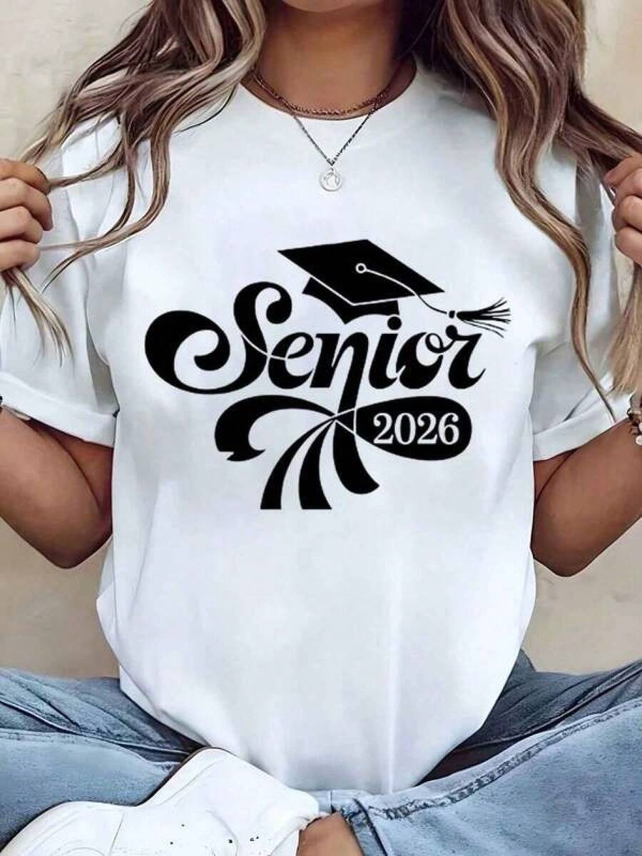 Impresión de letras eleganteWomen T Shirt Senior 2026 Graduation Cap Print Round Neck Casual Top For Graduation Party Gift Graduation Season 220g,ropa de mujer holgada,un imprescindible para las vacaciones,disfraces y accesorios de Halloween,Camisetas de apoyo al Mundial,Conjuntos a juego para padres e hijos, camisetas para hombre, camisetas para mujer, camisetas para niños - Blanco - Ver 1
