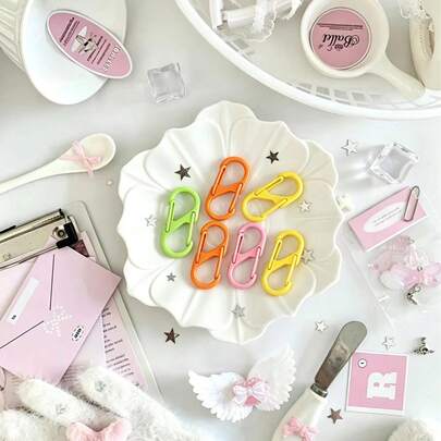 Bộ 5 móc khóa nhựa hình chữ S hai mặt màu Macaron, vàng tươi, xanh nhạt, hồng phấn, dễ thương và ngọt ngào, phù hợp với nhiều phong cách nữ tính, thiết kế hình chữ S hai mặt có thể đảo ngược, chất liệu nhựa nhẹ, bền và chắc chắn.