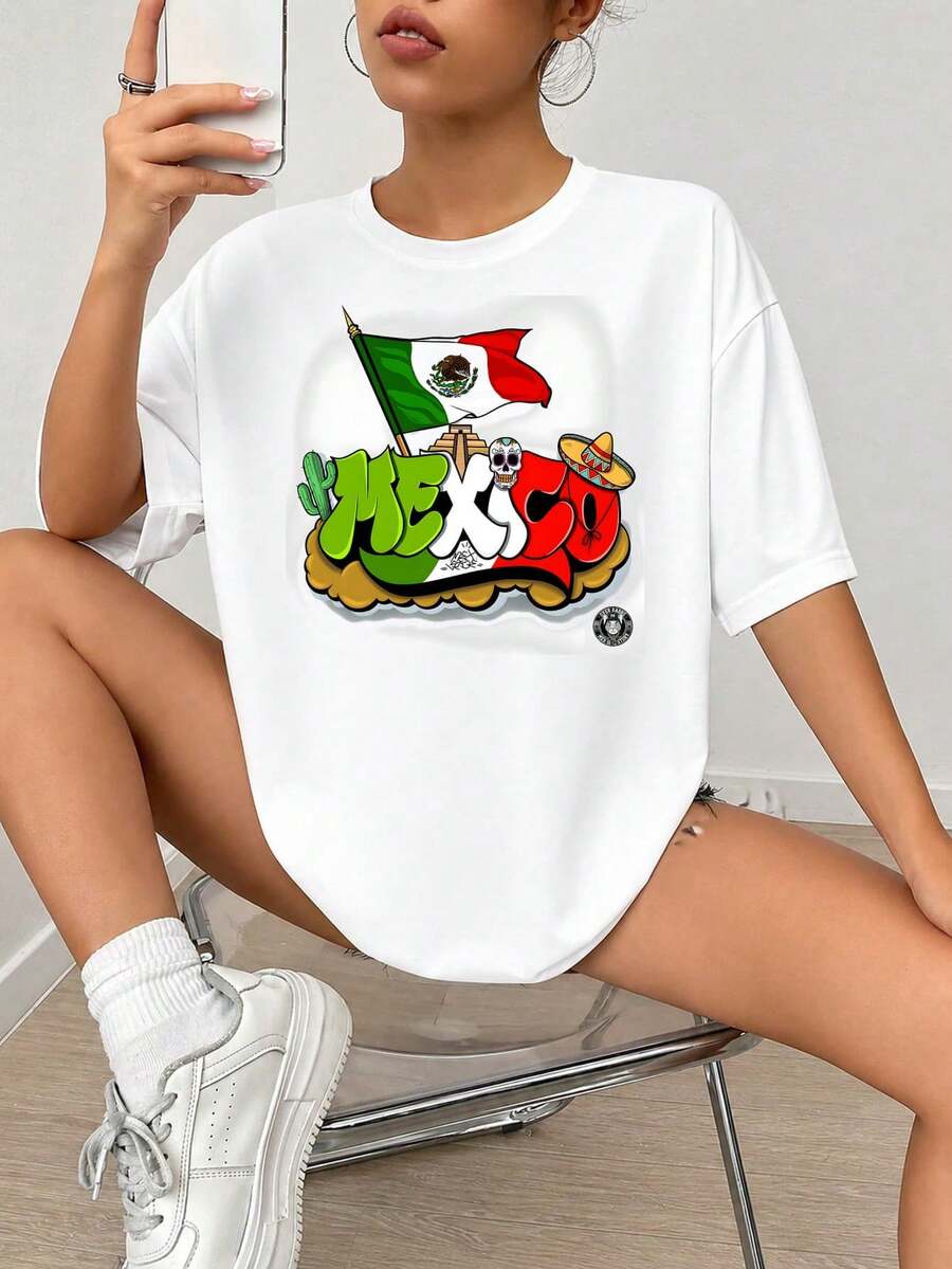 Diseño gráfico impreso mexicano con Fl-ag, Skull de Azúcar, Cacto, Sombrero y Pirámides en estilo de grafiti colorido y atrevido para decoración y mercadería.jpgRegalos personalizados: Camisetas para mujer con estilos que van desde lo moderno, hippie, casual y minimalista. Ropa masculina personalizada única, armarios cápsula y prendas básicas/urbanas para hombre. Regalos ideales para novios, familiares y amigos, adecuados para cumpleaños, vacaciones, colegio/competiciones, deportes/escalada y más, así como para la moda de otoño y eventos urbanos. Blanco verano.