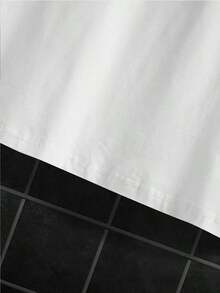 Camiseta con Diseño de Flores Silvestres Pintado a Mano - Cuello Redondo Blanco con Diseño Inspirador de "Para El Que Cree" y "TODO ES POSIBLE", con Flores en Tonos Malva Oscuro y Azul Claro y Detalles de Hojas Verdes |   Perfecto para los amantes de la naturaleza y la ropa motivadora. Solo una prenda de vestir. - Blanco - Ver 5