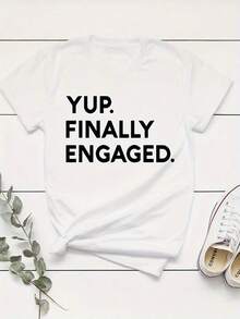 Ropa Casual para Mujer "YUP."Camiseta con Estampado "POR FIN FELICITADOS" - Blanca con Letras Negras, Cuello Redondo, Manga Corta, Lavable a Máquina, Corte Regular para Ropa Casual y Celebraciones de Compromiso, Ropa para Fiesta de Compromiso|   Letras en la parte superior|   Impresión de alta calidad - Blanco - Ver 12