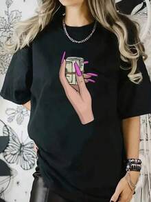 Women's Blouses, Women's T-Shirts, Casual Blouses For Ladies. Oversized Black Cotton T-Shirt With A Modern Print Of A Woman's Hand Holding Stacks Of Bills In A "Boss" Style. A Powerful, Urban, And Assertive Garment For Confident Women Who Love To Project Elegance, Strength, And Empowerment Through A Bold And Contemporary Look. LBYC - 黑色 - 查看 4