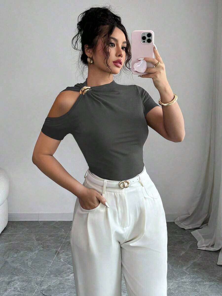 Camiseta de moda de manga corta para mujer de unicolor con recortes calados y decoración metálica - Gris - Ver 1