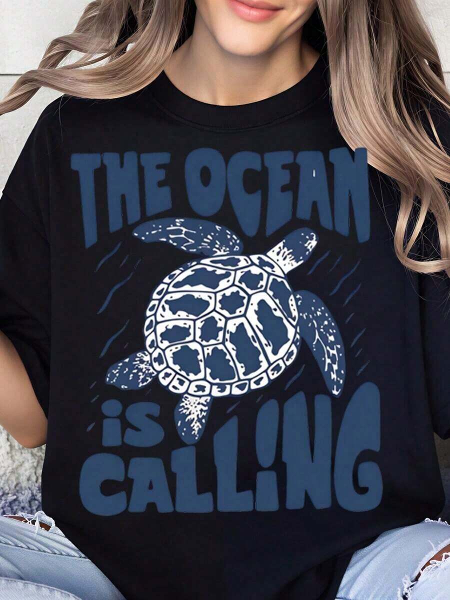 El Océano Te Llama, Camiseta con Gráfico de Tortuga Marina para Mujer, Ropa Casual para Vacaciones de Verano en la Playa, Regalo para Amantes del Océano - Negro - Ver 1
