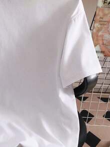 Diseñada para mujeres modernas, elegantes y cómodas, camiseta con estampado de letras, manga corta, cuello redondo, top casual para verano y primavera, ropa de mujer. Confeccionada con tela suave y transpirable de primera calidad, diseñada para ofrecer comodidad durante todo el día y uso diario versátil, perfecta para salidas informales. - Blanco - Ver 4