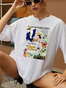 Gráfico inspirado en aventuras mágicas con un sabio mago y un joven héroe que descubre su destino entre criaturas fantásticas y símbolos de valor y sabiduría camiseta de mujer  casual elegante cómoda para uso diario - Blanco - Ver 1