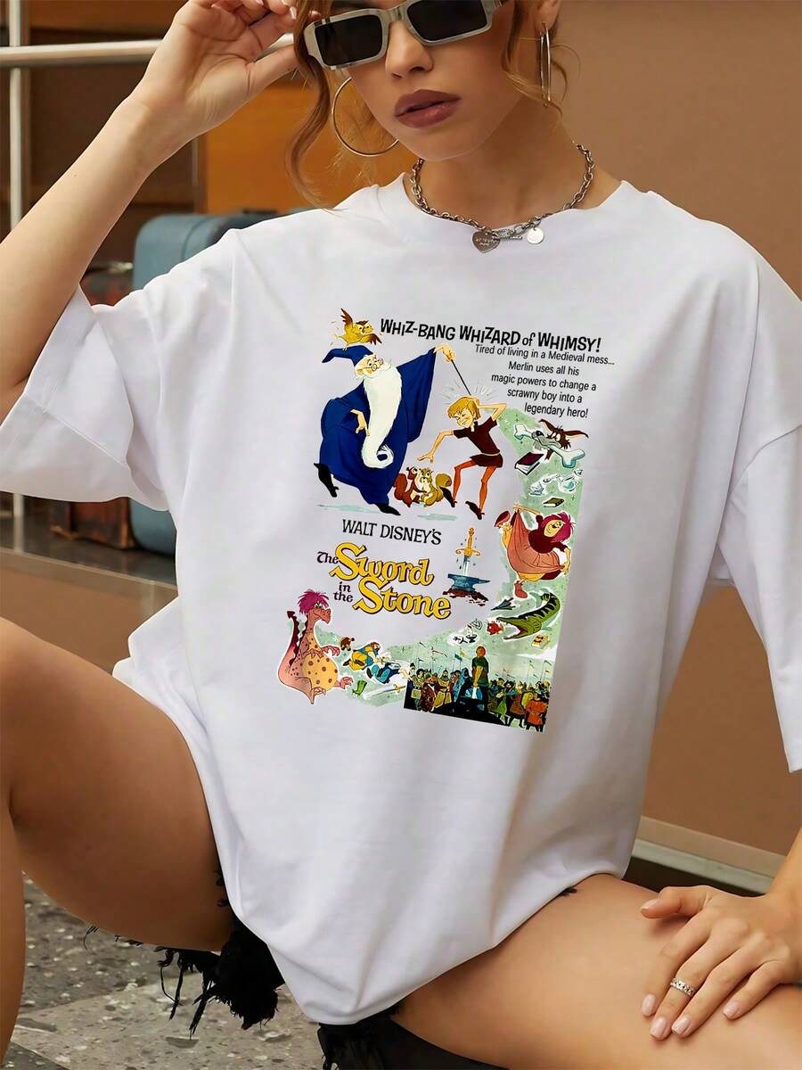 Gráfico inspirado en aventuras mágicas con un sabio mago y un joven héroe que descubre su destino entre criaturas fantásticas y símbolos de valor y sabiduría camiseta de mujer  casual elegante cómoda para uso diario - Blanco - Ver 1