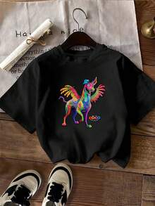 Creatura mítica colorida con cuerpo de dragón y alas de arcoíris que simboliza la imaginación y la conexión entre el arte y los sueños camiseta de mujer  cómoda y moderna para uso diario - Negro - Ver 2