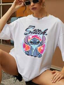 Colorful Illustration Of A Cute Blue Character Sitting Under A Starry Sky With Pink And Purple Tones That Conveys A Sense Of Calm And Fantasy. Comfortable Casual Women's T-Shirt For Summer And Everyday Wear - 白色 - 查看 1
