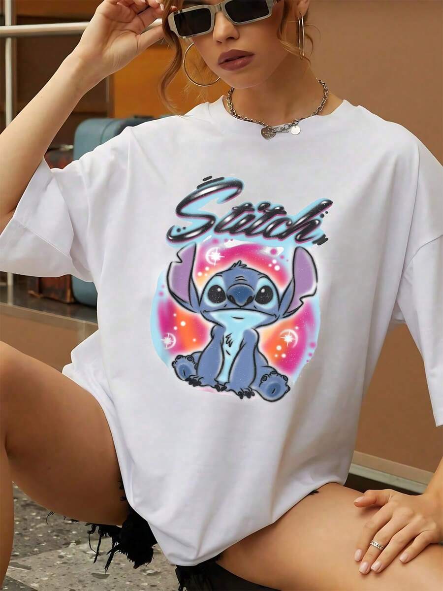 Colorful Illustration Of A Cute Blue Character Sitting Under A Starry Sky With Pink And Purple Tones That Conveys A Sense Of Calm And Fantasy. Comfortable Casual Women's T-Shirt For Summer And Everyday Wear - 白色 - 查看 1