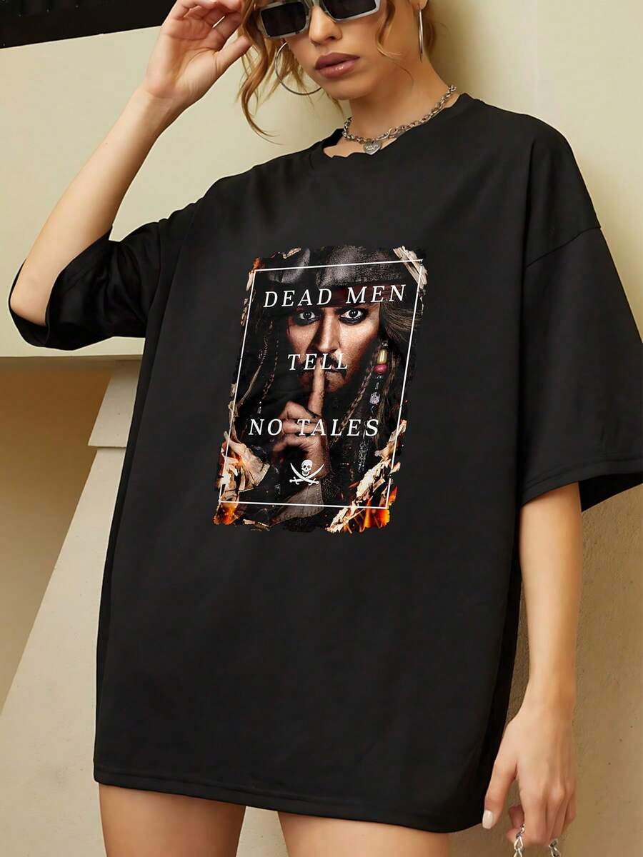 Gráfico que representa un espíritu aventurero con elementos de fuego y calaveras simbolizando libertad y coraje en el mar camiseta de mujer casual cómoda para uso diario - Negro - Ver 1