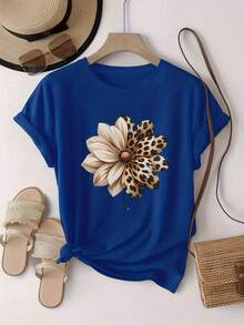 The Floral Pattern With Leopard Print Elements Is  And Stylish. This Simple Women's Short-Sleeved, Crew-Neck T-Shirt Is Casual And Versatile, Suitable For Leisure, Travel, Vacations, And Other Activities. 100% Cotton. - 藍色 - 查看 4