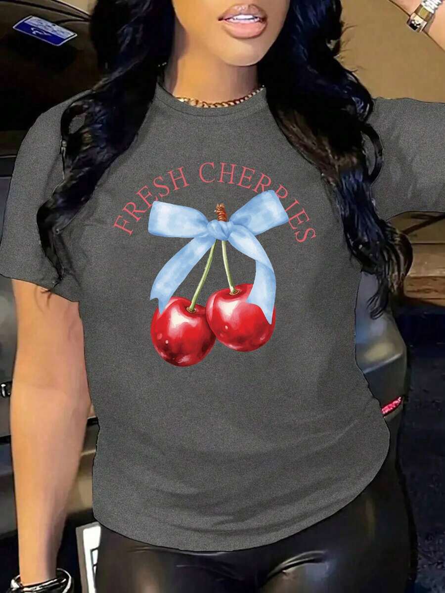 Camiseta oversize blanca con cerezas y lazo azul, ideal para outfits casuales y de verano Playera juvenil holgada con diseño de cerezas "Fresh Cherries", estilo coqueto para combinar con jeans o shorts Camiseta de verano con gráfico de cerezas y texto, estilo femenino y favorecedor - YH433-Gris - Ver 1
