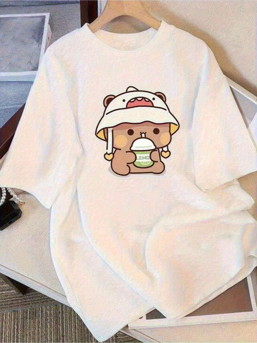 Under The Radar Graphic Tees: White T-Shirt With Cute Bear Design | Loose-Fitting Short-Sleeve T-Shirt With An Anime Bear Print Wearing A Hat. Soft And Comfortable For Everyday Wear, Ideal For Lounging At Home, Dressing Up, Or Going To Parties. Machine-Washable Casual T-Shirt For Teens And Adults, Youthful Design, Comfortable 100% Cotton Material. Unisex Loose-Fitting Short-Sleeve Crew Neck T-Shirt With An Urban Vintage Style. - 白色 - 查看 1