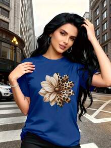 The Floral Pattern With Leopard Print Elements Is  And Stylish. This Simple Women's Short-Sleeved, Crew-Neck T-Shirt Is Casual And Versatile, Suitable For Leisure, Travel, Vacations, And Other Activities. 100% Cotton. - 藍色 - 查看 7