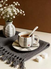 1 Set Taza de Café y Plato de Cerámica con Borde Ondulado y Rayas en Forma de Corazón de 300ml, Hecho de Cerámica de Alta Calidad sin Plomo, Taza con Asa Resistente al Calor, Apto para Lavavajillas. Perfecto para Disfrutar de Varias Bebidas, Se Puede Usar como Taza de Jugo, Taza de Avena, Taza de Café, Etc., También Adecuado como Set de Regalo o Útiles Escolares. También Se Puede Usar como Regalo de Inauguración de Casa, Regalo de Boda - Multicolor - Ver 4
