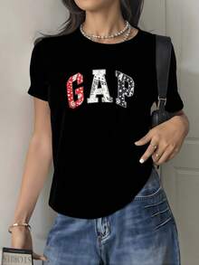 Letras grandes con patrones florales en colores rojo blanco y azul que transmiten energía optimismo y un toque juvenil fresco camiseta de mujer casual cómoda para uso diario moderna y versátil - Negro - Ver 1