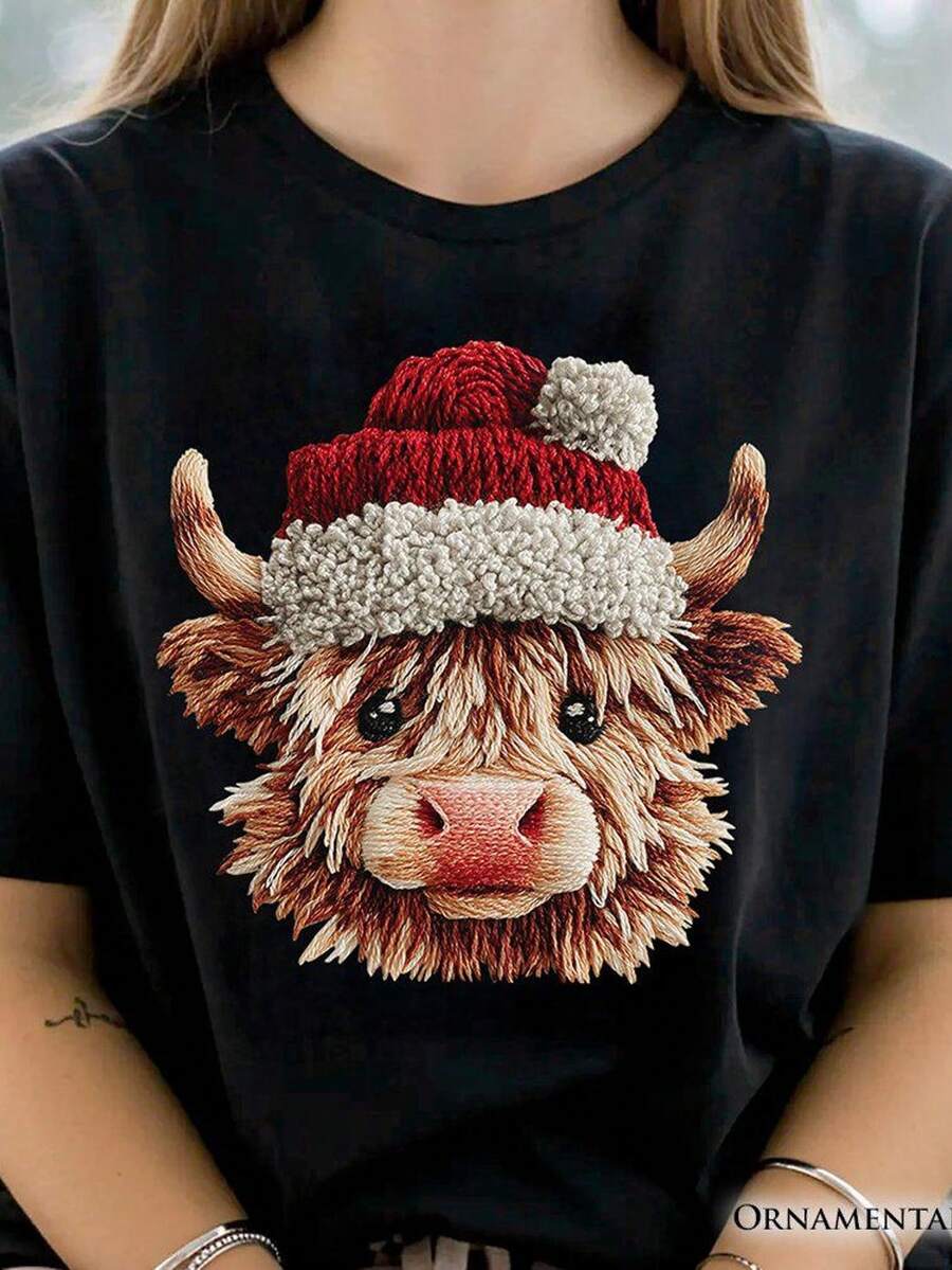 Christmas T-Shirt With A Highland Cow Santa Hat, Faux Crochet Knit. Comfortable 220g Pure Cotton Unisex T-Shirt. Ideal Weight For All Seasons, Suitable For Men And Women. Durable, High-Quality Fabric, Soft To The Touch And Long-Lasting. Breathable T-Shirt. Suitable For Spring And Summer, Holidays, Mother's Day, And Independence Day. - 黑色 - 查看 1