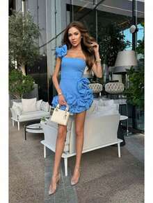 Un vestido corto ajustado con volantes irregulares y cintura ceñida. - Blanco - Ver 2